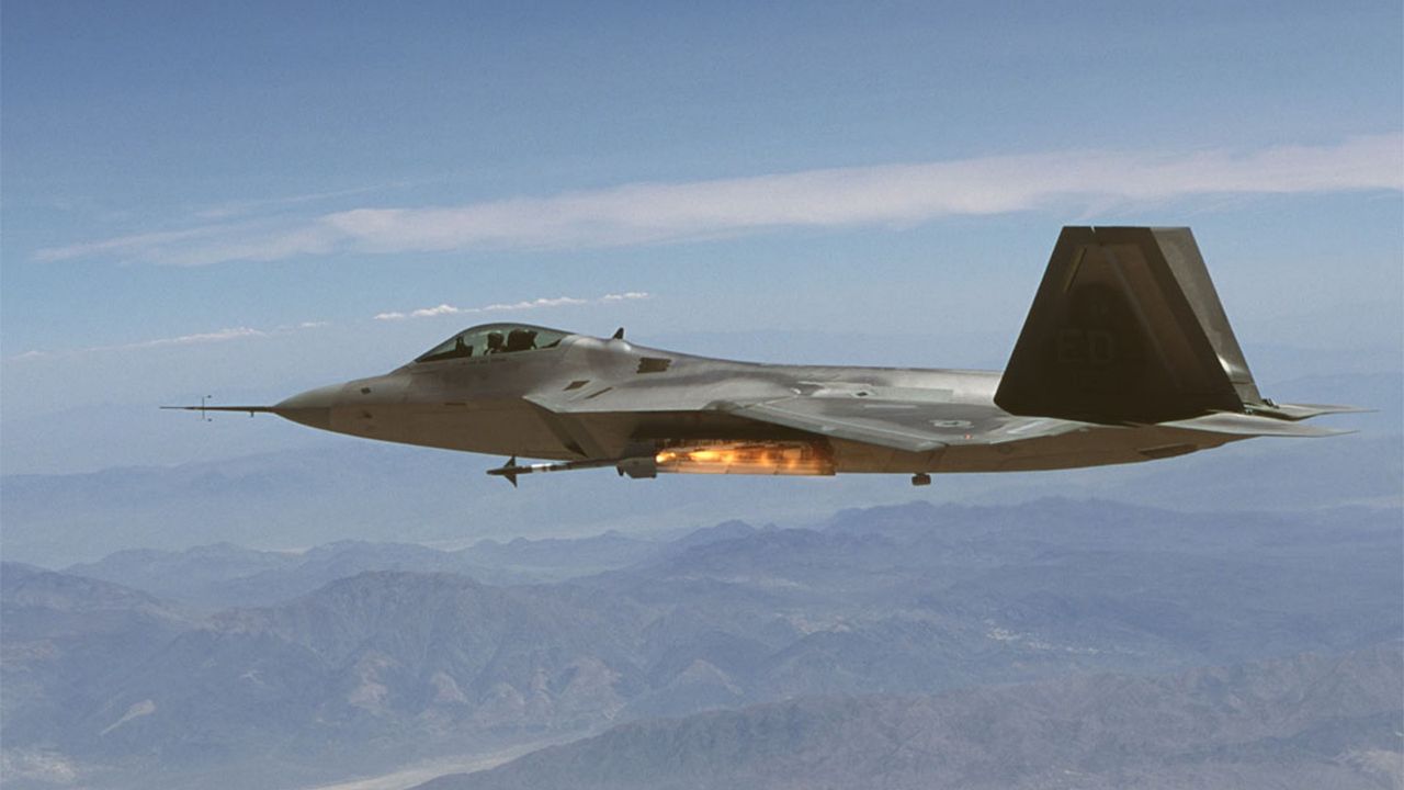 F-22 odpalający rakietą AIM-9X