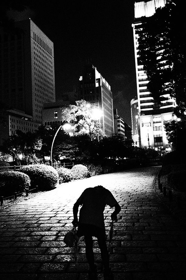 Cykl zdjęć z Tokio nosi tytuł “Street Rambler”, czyli "Uliczny Wędrowiec". To swoisty pamiętnik z nocnych spacerów, - zbiór ulicznych scen, którą mógł zobaczyć tylko fotograf z bezsennością.