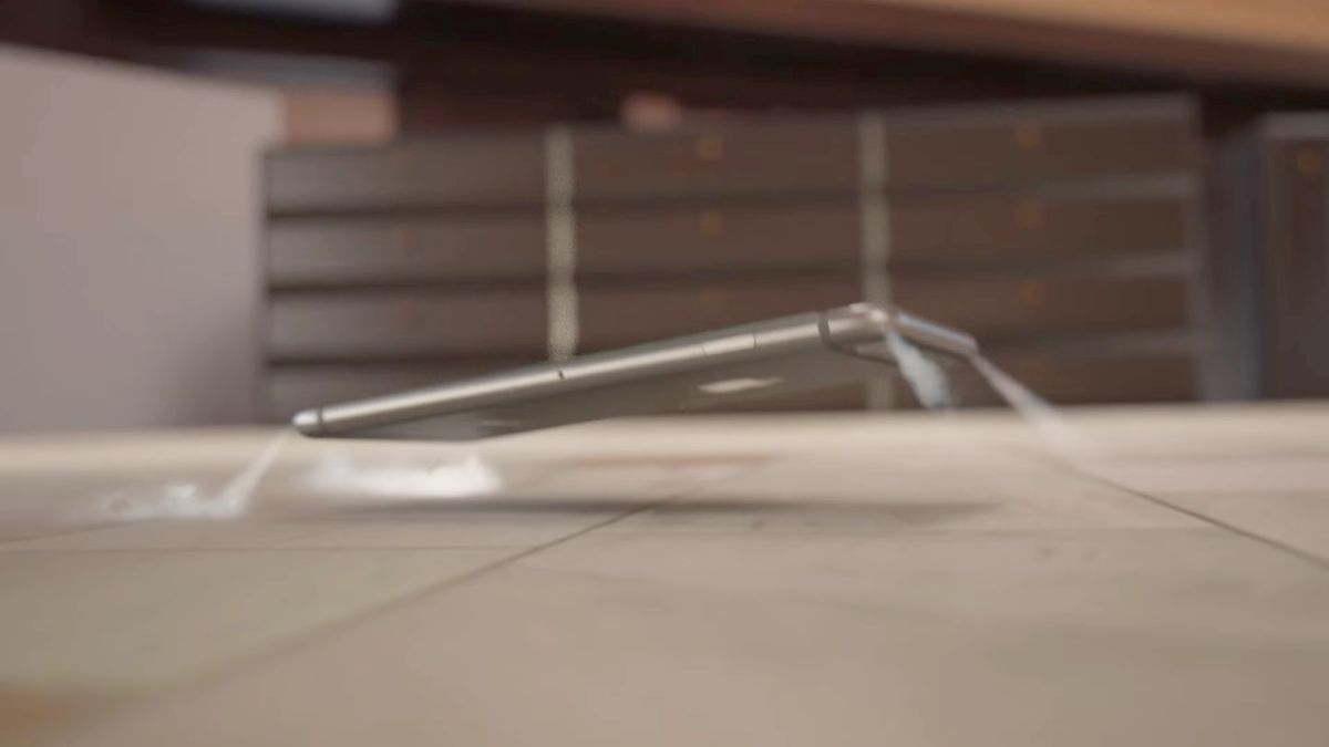 Są pomysły genialne, śmieszne... i ten. iPhone 7 z systemem dysz CO2? 1