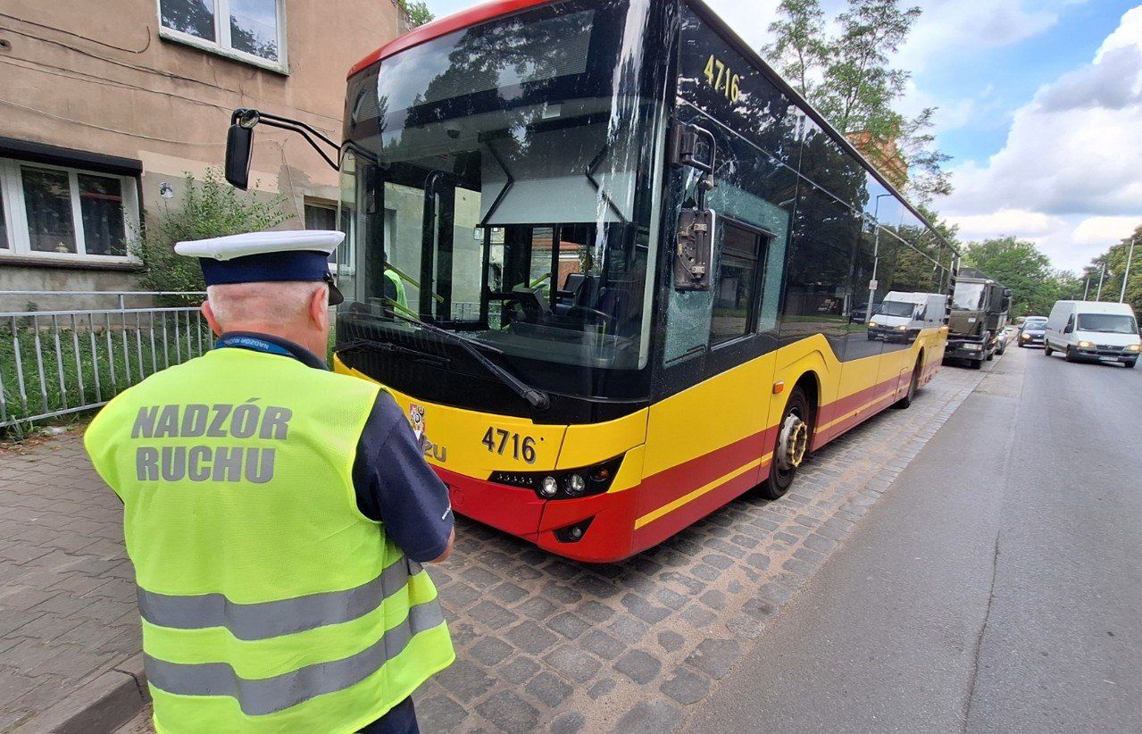 Zderzenie autobusu i wojskowej ciężarówki