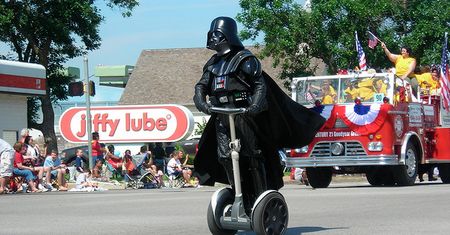 Segwayem nie wolno jeździć po chodniku!
