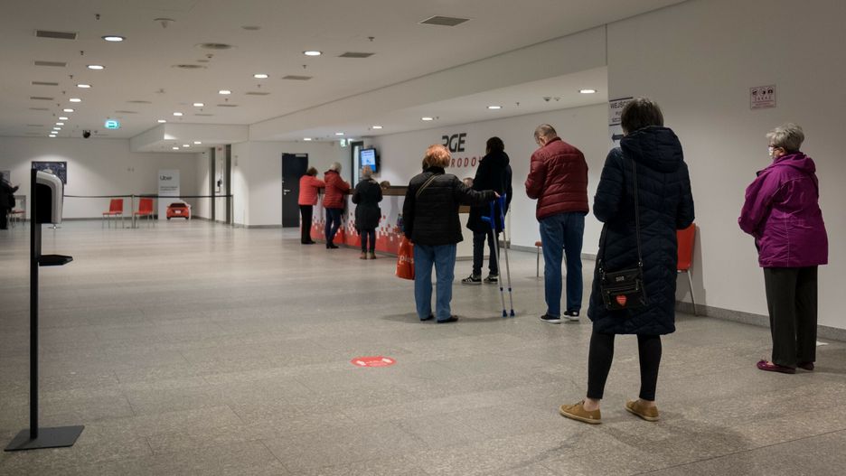 Kolejki przed punktami szczepień. "Wina seniorów"