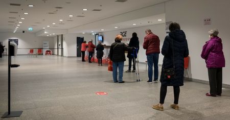 Kolejki przed punktami szczepień. Apel do seniorów