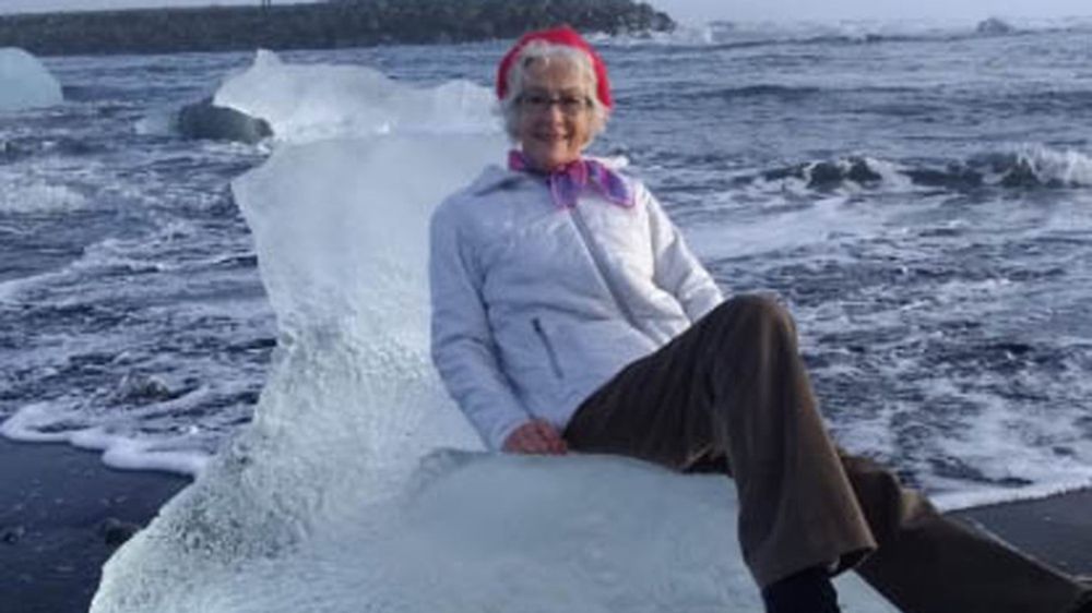Staruszka pozowała do zdjęcia na "lodowym tronie". Fala porwała ją w głąb morza 1