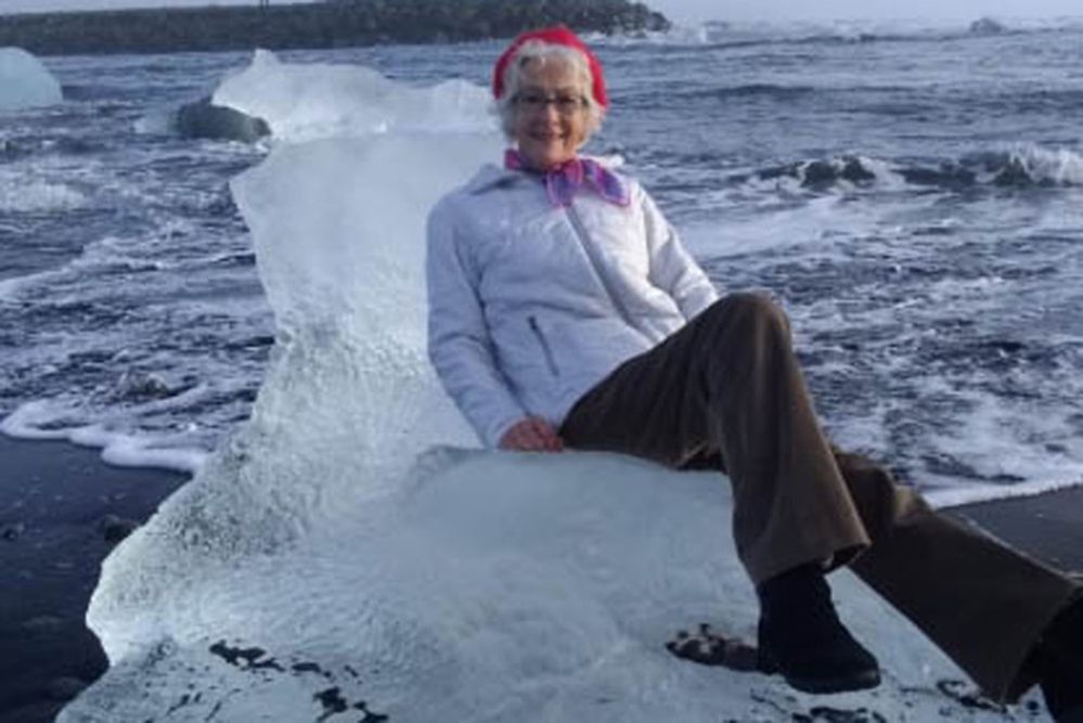 Staruszka pozowała do zdjęcia na "lodowym tronie". Fala porwała ją w głąb morza