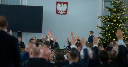 "Wtedy nie skierował Pan budżetu do TK". Krótka pamięć Dudy