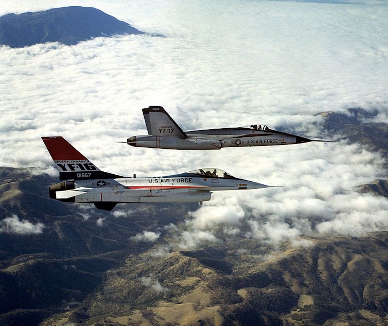 YF-17 (późniejszy F-18) i YF-16 (późniejszy F-16) - eksperymentalne konstrukcje konkurujące o zamówienie na lekki myśliwiec