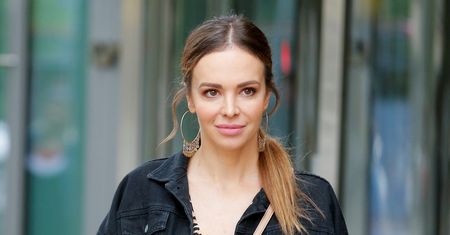 Anna Wendzikowska tańczy na rurze. Prezenterka robi coraz większe postępy