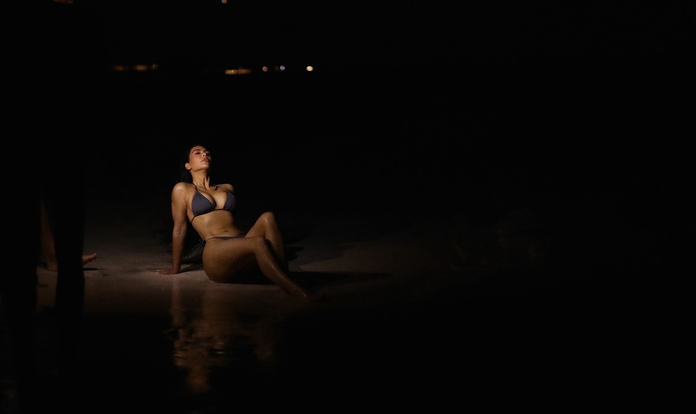 Kim Kardashian wygina się podczas nocnej sesji na Karaibach