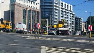 Poranny zgrzyt na torach: Tramwaj wykoleił się w centrum Poznania