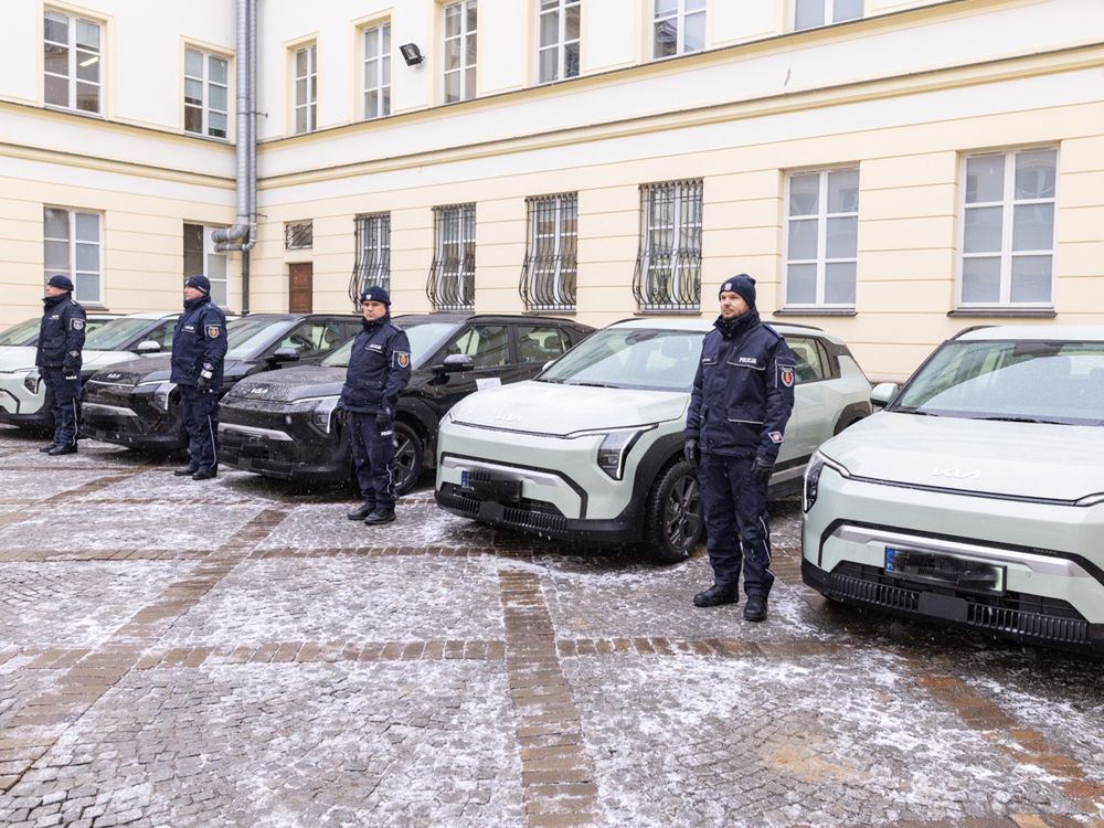 Nowe, nieoznakowane radiowozy