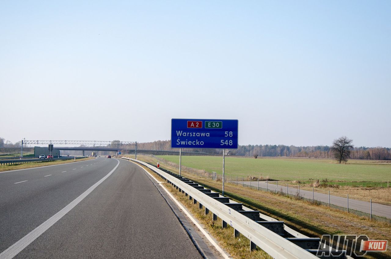 Autostrada jest oddzielona od pól 1,5-metrową siatką, niezbyt trudnym do pokonania rowem i niską, stalową barierką