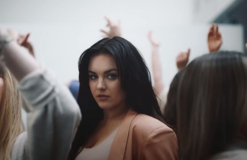 Ewa Farna prezentuje ciałopozytywny teledysk