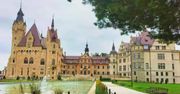 Moszna: Zamek jak z bajki! Jedni widzą w nim klimat Disneya, inni Harry'ego Pottera. Pałac w Mosznej naprawdę ma w sobie magię!