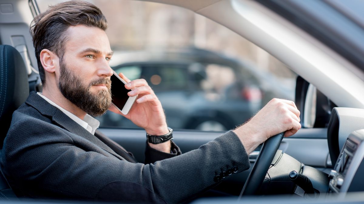 Trzymanie telefonu przy uchu nie ma wpływu na bezpieczeństwo? Taki wniosek wysunęli Australijczycy