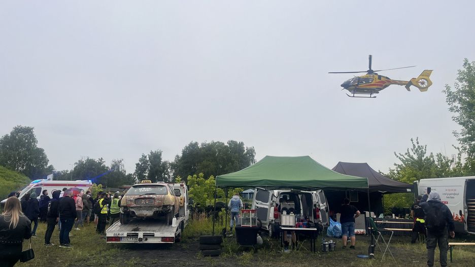 Wypadek podczas Wrak Race. Opona, która zerwała się z zawieszenia samochodu, uderzyła w osobę z publiczności