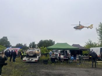 Wypadek na Wrak Race w Gliwicach. Jedna osoba nieprzytomna po uderzeniu oponą. Na miejsce wezwano śmigłowiec LPR