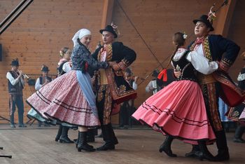 Bobowskie Spotkania z Folklorem Pogórza: „Jakubkowianie” z Łososiny Dolnej rozgonili deszczowe chmury nad Bobową