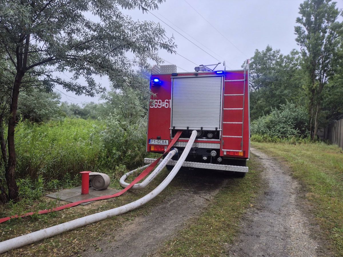 Trwa dogaszanie pożaru odpadów przy ul. Sulańskiej. Strażacy pracują już kilka godzin