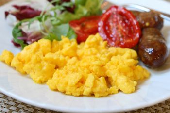 Najlepsi szefowie kuchni tak robią. Dlatego jajecznica jest idealnie kremowa i aksamitna