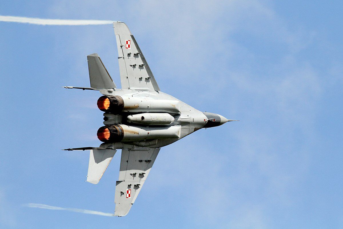Polski MiG-29 - między silnikami widoczny zewnętrzny, dodatkowy zbiornik paliwa