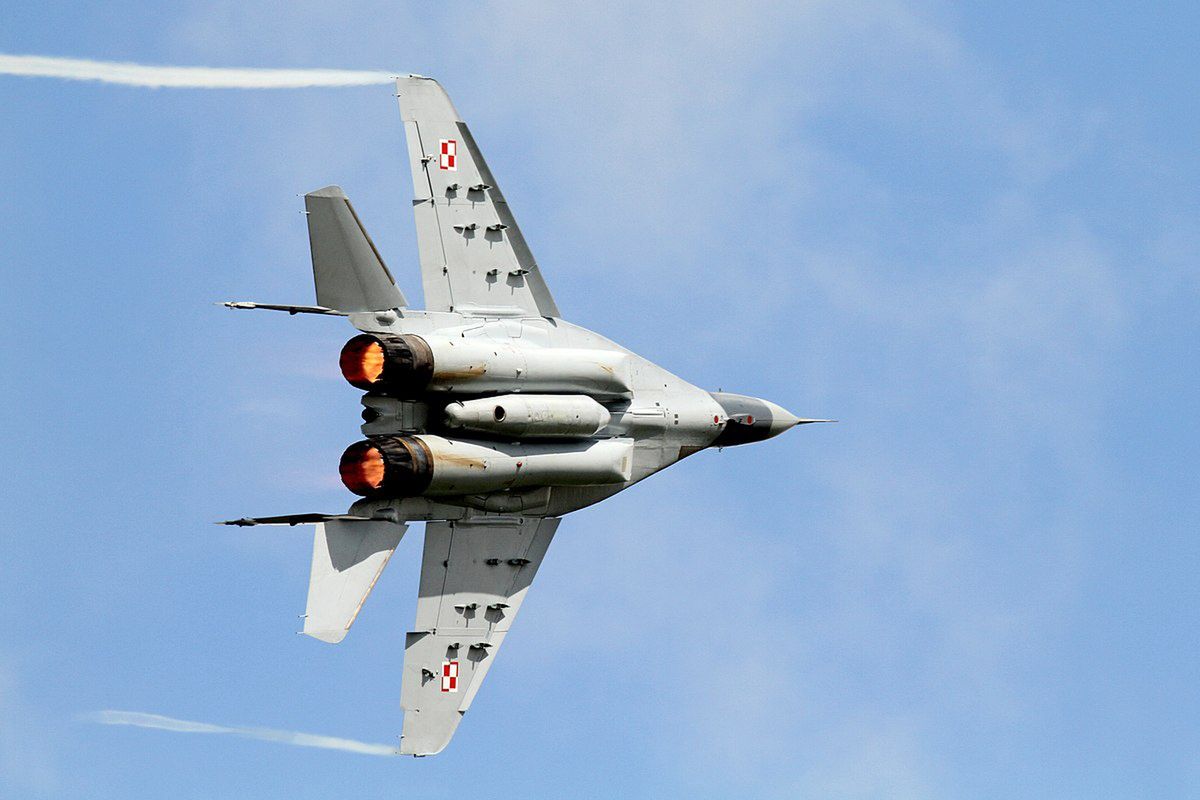 Polski MiG-29 - między silnikami widoczny zewnętrzny, dodatkowy zbiornik paliwa