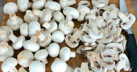 Znajomy kucharz powiedział mi, jak właściwie przygotować pieczarki. Płukanie i obieranie to mało