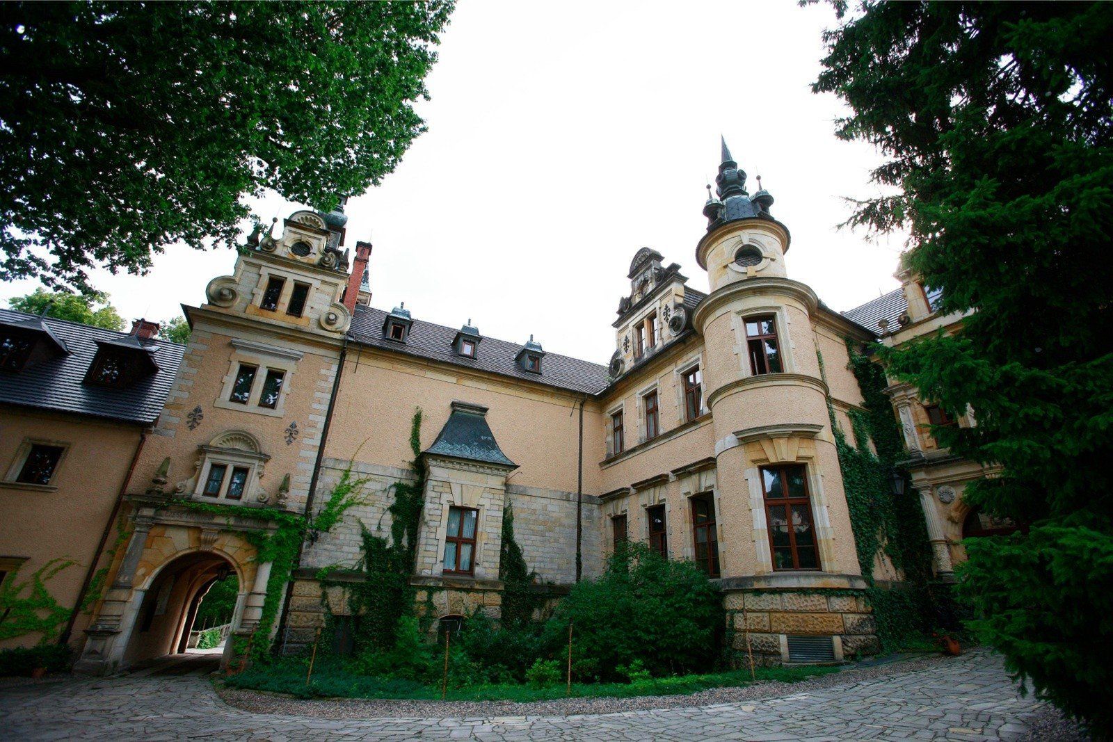 Zamek w Kliczkowie: przechadzka po cmentarzu koni