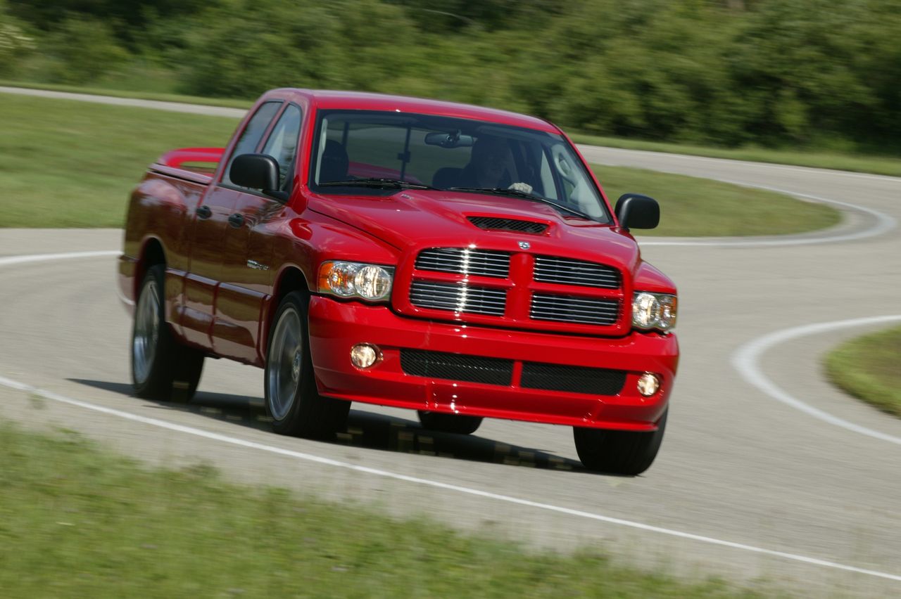 Dodge Ram SRT-10 z silnikiem od Vipera osiągał setkę w 5 s. Sporo brakuje do wyniku dużo starszego Syclone'a.