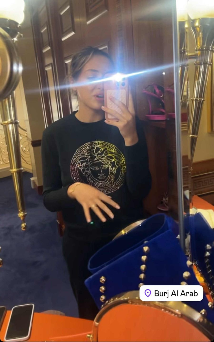 Caroline Derpienski nadaje z luksusowego hotelu w Dubaju