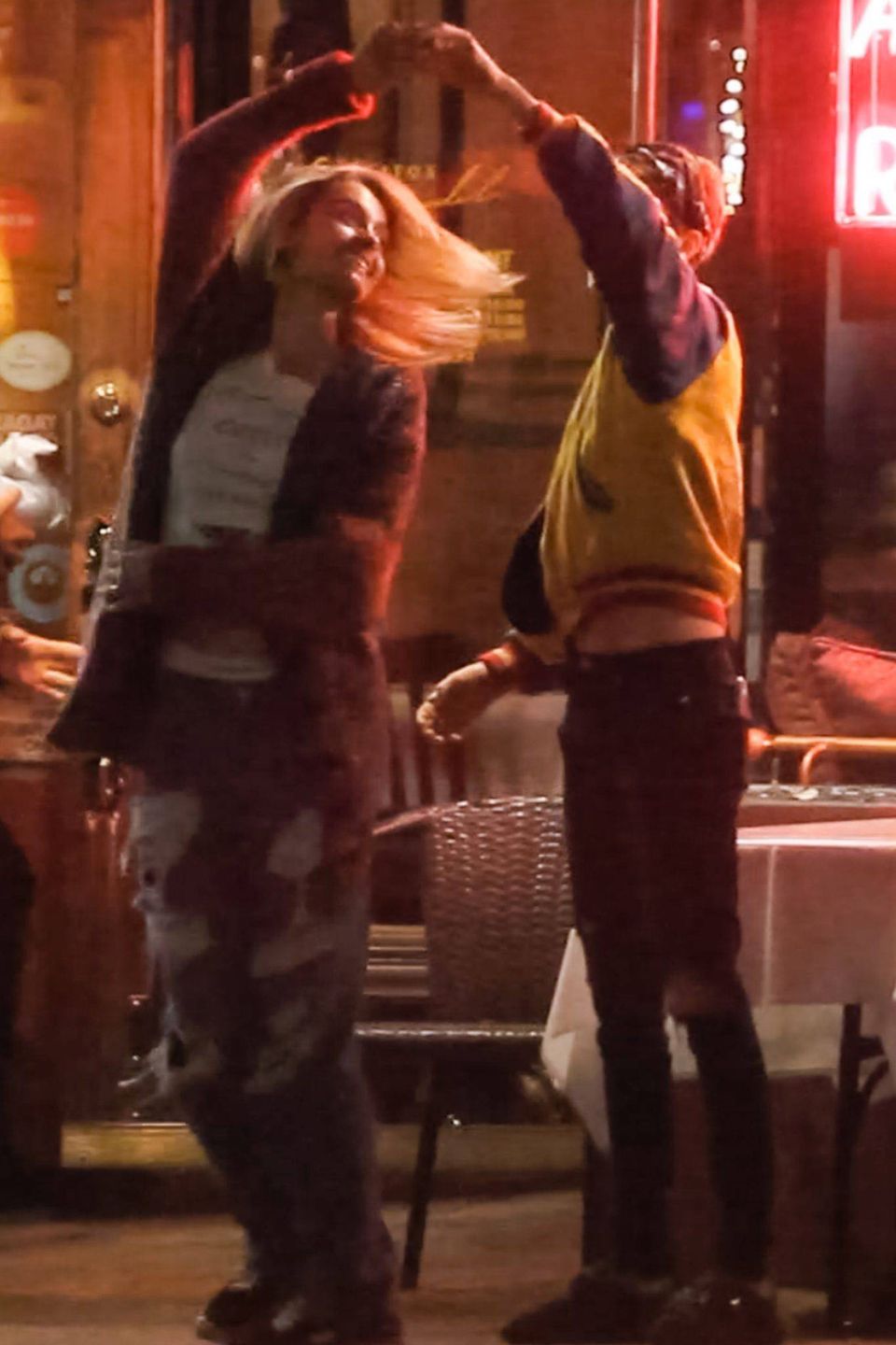 Cara Delevingne i Paris Jackson Kiss całowały się na ulicy. Towarzyszyli im Macaulay Culkin i Brenda Song (BACKGRID/FORUM)