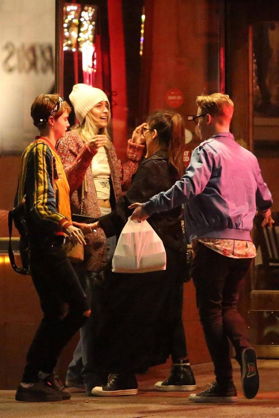 Cara Delevingne i Paris Jackson Kiss całowały się na ulicy. Towarzyszyli im Macaulay Culkin i Brenda Song (BACKGRID/FORUM)