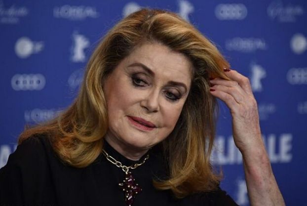 Catherine Deneuve TRAFIŁA DO SZPITALA! 76-letnia aktorka jest w stanie ciężkim