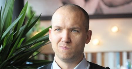 Syn Młynarskiego: "BYWAM WKU*WIONY, że PiS wziął całą pulę i chce podzielić tort tylko MIĘDZY SWOICH GOŚCI"