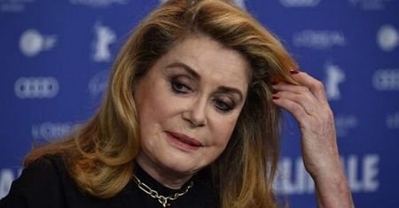Catherine Deneuve TRAFIŁA DO SZPITALA! 76-letnia aktorka jest w stanie ciężkim
