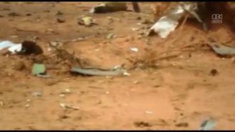 Szczątki rozrzucone na miejscu katastrofy samolotu Air Algerie