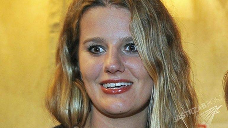 Zofia Zborowska pali papierosy