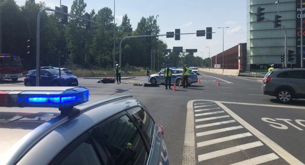 Katowice. Kierowca skutera wjechał na skrzyżowanie na czerwonym świetle i zderzył się z samochodem osobowym.