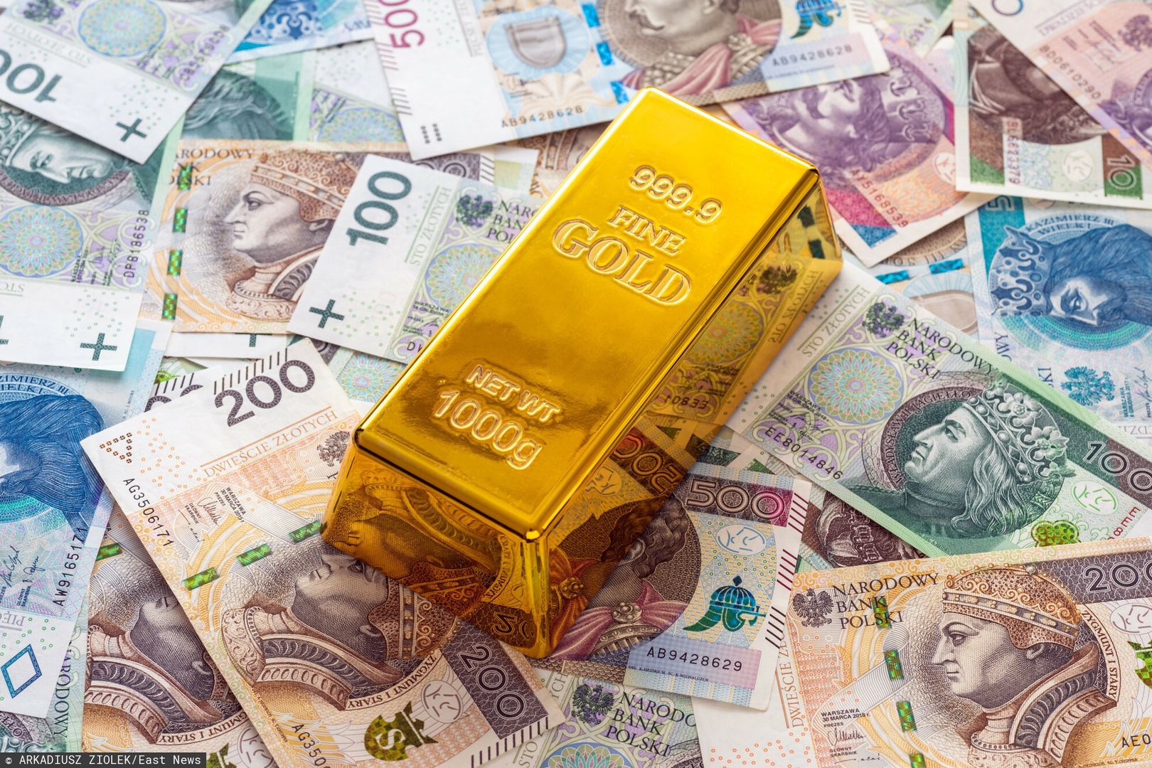 Stock Arkadiusz Zi�?ek
fot: Arkadiusz Ziolek/ East News.  n/z Sztabka zlota na tle polskich banknotow.
ARKADIUSZ ZIOLEK
