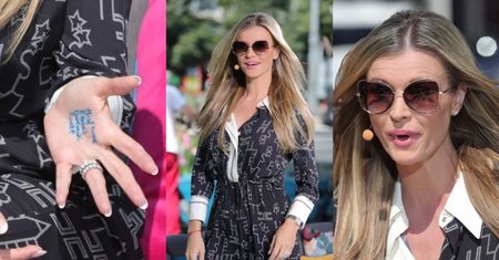 Uradowana Joanna Krupa pozuje przed studiem "DDTVN" ze ŚCIĄGĄ NA DŁONI (ZDJĘCIA)