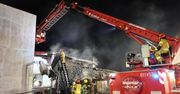 Pożar hali warsztatowej w Sulęcinku – strażacy walczyli z ogniem nocą