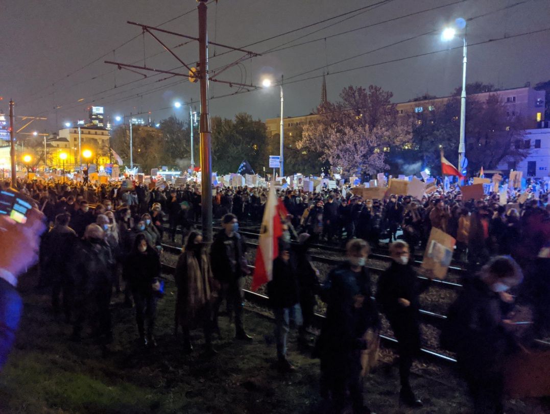 Tłum manifestantów idzie na Żoliborz