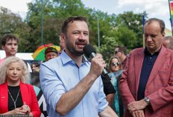 Prezydent Krakowa na Marszu Równości. Tęczowa flaga w oknie magistratu