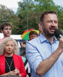 Prezydent Krakowa na Marszu Równości. Tęczowa flaga w oknie magistratu