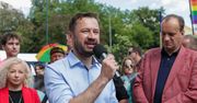 Prezydent Krakowa na Marszu Równości. Tęczowa flaga w oknie magistratu