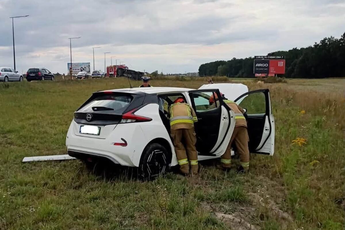 Nissan po zderzeniu z busem