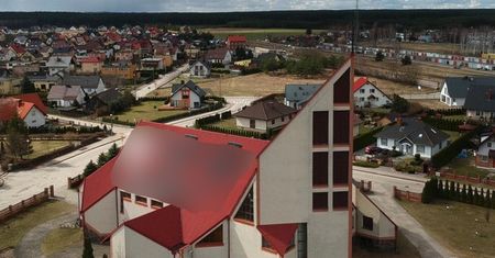 Zdjęcie dachu kościoła w Łubianie hitem sieci. Nie uwierzysz, co tam zamontowano