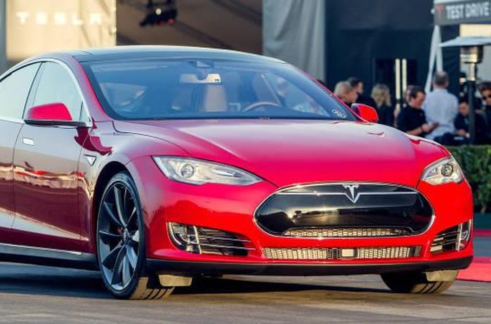 Mocarna Tesla Model S P85D [wideo]