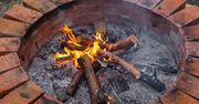 Rozpalanie ogniska na swojej działce. Oto co mówi prawo