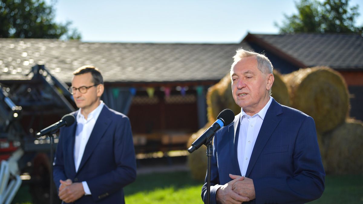 Kolonia Pogorzel (gm. Osieck, pow. otwocki), 02.09.2022. Premier Mateusz Morawiecki (L) oraz wicepremier, minister rolnictwa i rozwoju wsi Henryk Kowalczyk (P) podczas konferencji prasowej w miejscowości Kolonia Pogorzel k. Osiecka. (ad) PAP/Przemysław Piątkowski